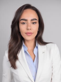 Portrait pro avec IA par PhotoMaintenant d'une femme en costume blanc devant un arriere plan blanc