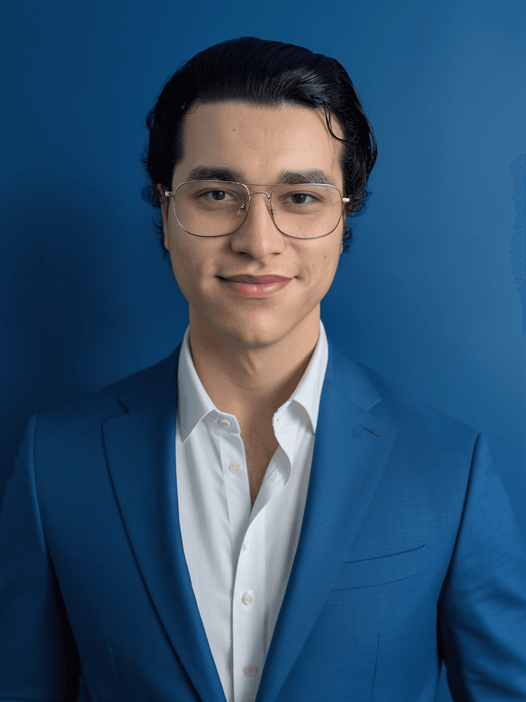 Photo professionnelle IA d'un homme en costume bleu foncé devant un fond bleu foncé
